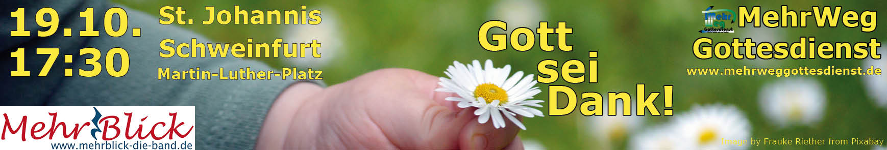Eine Kinderhand hält ein einzelnes Gänseblümchen. Im Hintergrund nicht fokussiert weitere Gänseblümchen auf einer grünen Wiese. Text: MehrWegGottesdienst Gott sei Dank 19.10. 17:30 St. Johannis Schweinfurt, Martin-Luther-Platz