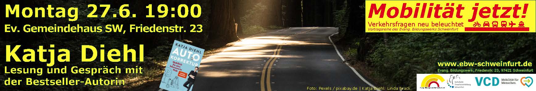 Ein Sonnenstrahl scheint auf eine Straße im Wald