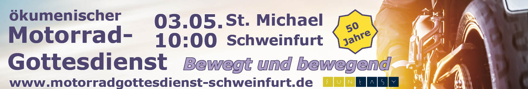 Ein Motorrad von hinten, das in die Weite fährt.