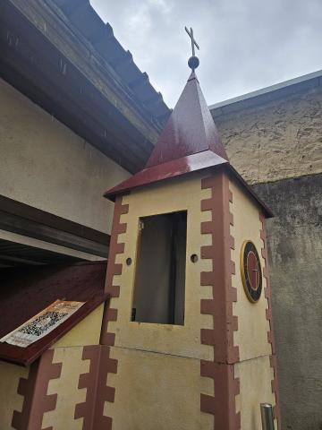 Die Wagenkirche steht zum Teil in der Garage, der Turm ist aufgebaut und ragt weit übers Garagentor hinaus. Man sieht deutlich, dass er nass ist.