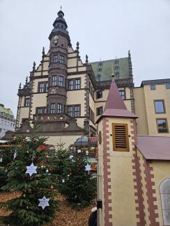 Die Wagenkirche auf dem Weihnachtsmarkt. Im Hintergrund das Schweinfurter Rathaus.