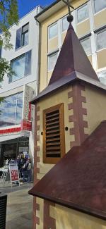 Der Turm der Wagenkirche in der Fußgängerzone