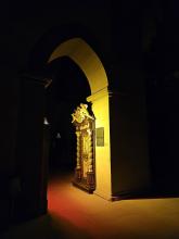 ein einzelnes Licht erleuchtet die dunkle Kirche (November 2024)