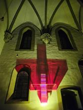 Das Lichtkreuz von Ludger Hinse in ungewöhnlicher Beleuchtung (November 2024)