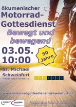 Ein Motorrad von hinten, das in die Weite fährt.