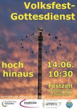 Ein sehr hohes Fahrgeschäft vor roten Wolken